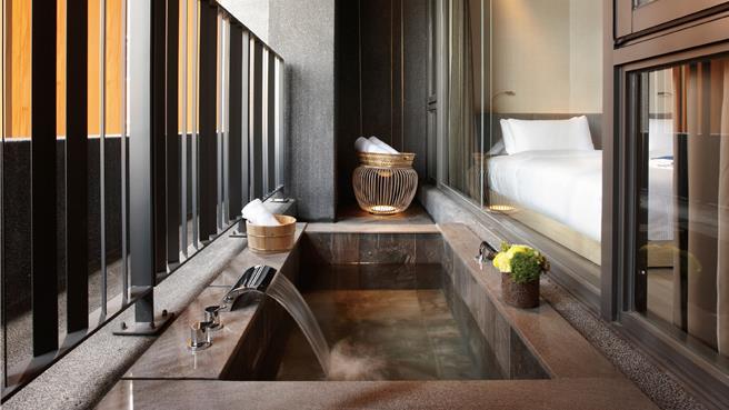 「礁溪晶泉丰旅」每間房型配有專屬半露天景觀湯池，旅客可輕鬆享受碳酸氫鈉美人湯泉的極致體驗。(礁溪晶泉丰旅提供)