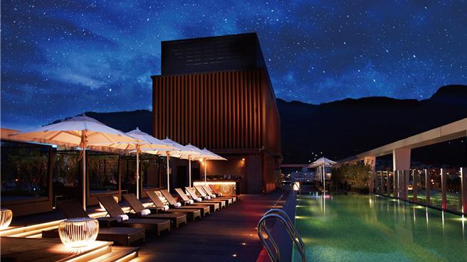 「礁溪晶泉丰旅」位處礁溪溫泉風景區中心，地理位置優越，旅人可在頂樓無邊際泳池池畔旁賞月、享星空電影院，泡暖湯歡慶團圓。(礁溪晶泉丰旅提供)