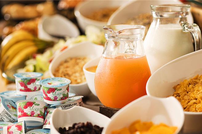 「秋日溫泉假期 快閃回饋」，每間客房再贈日式自助式早餐；Happy Hour時段，酒店備有迎賓茶點，無限提供現磨咖啡、熱茶和懷舊零食。(捷絲旅宜蘭礁溪館提供)