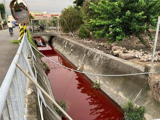 民眾在脸书社团「我是永靖人（枝仔冰）」贴出数张灌溉沟渠被染红的照片，质疑彰化县永靖乡灌溉沟渠遭染色剂污染。（翻摄脸书社团「我是永靖人」／孙英哲彰化传真）