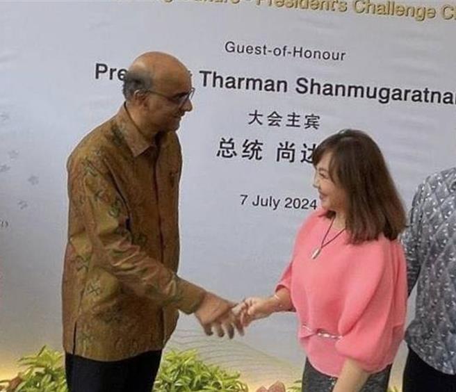 郑怡日前与新加坡总统见面互动。（星光娱乐提供）