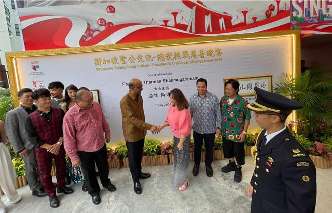 郑怡日前与新加坡总统见面互动。（星光娱乐提供）