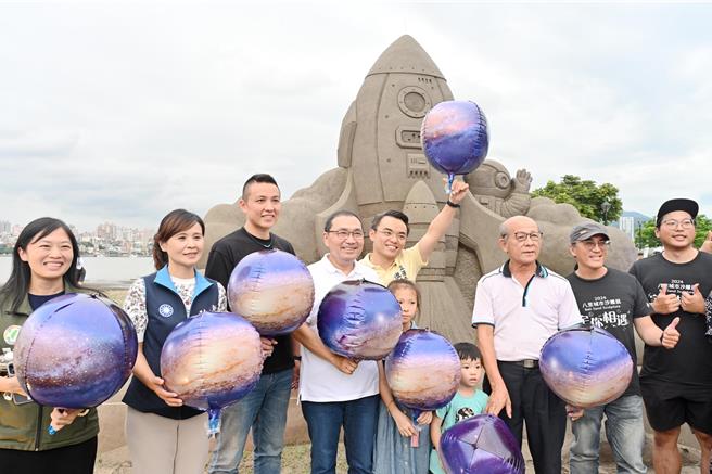 「火箭升空」沙雕引領民眾探索可愛星球、外星人。（新北市新聞局提供）