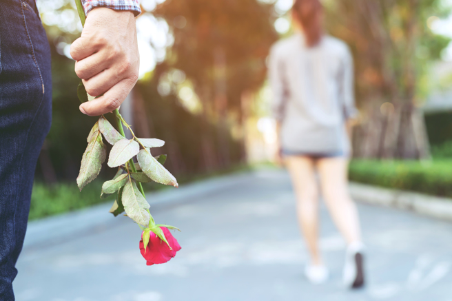 南投有男子因愛慕女鄰居被拒絕，竟然還持續跟蹤、騷擾對方，甚至還寫信稱「感謝妳召喚我法院相見」。（示意圖：shutterstock／達志）