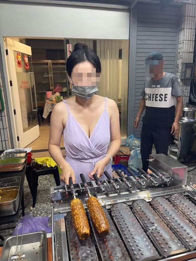 高雄在地烤玉米摊位板娘，穿着粉紫色细肩带洋装，火辣身材也让网友愿意安静得等半小时。（图／翻摄自脸书高雄揪出游）