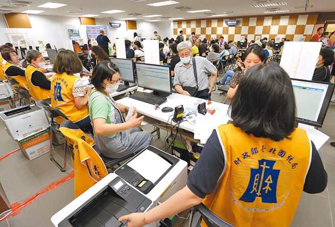 2024年度基本生活费预估为20.9万元，较前一年增加7000元，如此2025年报税时，4口之家可省1400元。图为5月台北国税局挤满报税人潮。（本报资料照片）