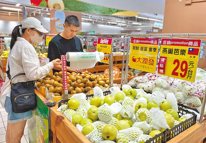 由于凯米颱风造成蔬果价格波动、外食费与房租涨势延续，主计总处上调全年CPI为2.17％，是第3年破通膨警戒线。（本报资料照片）