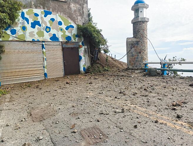 花莲连日地震，台11线丰滨乡海上古道入口上方发生土石崩落。（丰滨乡公所提供／王志伟花莲传真）