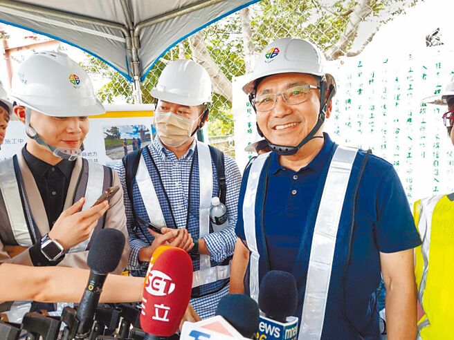 振興花蓮觀光，新北市長侯友宜（右）18、19日將率團前往花蓮，與花蓮縣長徐榛蔚討論如何協助花蓮產業走出低谷。（陳慰慈攝）