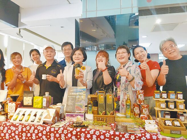 云林县的斗南、北港、西螺、古坑华山、虎尾、土库6大商圈首次联手自9月起至10月串连举办活动，古坑乡华山商圈推出「华山六宝宴」。（周丽兰摄）