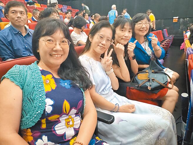 西門實驗小學許媖華（左起）、大橋國小李麗菁、曾文家商陳妍如，獲得今年SUPER教師獎首獎。（曹婷婷攝）