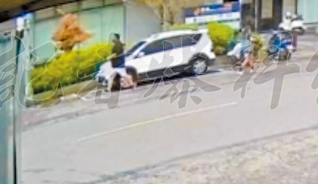 楊嫌（身著黑衣白褲）15日上午11時許到高雄左營區明華路對「鴨頭」陳昫豪開槍，警方朝預謀殺人偵辦。（摘自記者爆料網／林雅惠高雄傳真）