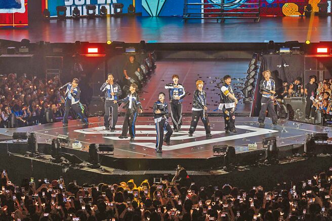 Super Junior時隔半年全員再度來台，16日起連續3天在台北小巨蛋開唱。（讀者提供）