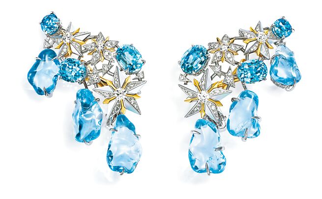 TIFFANY Blue Book系列「蒼穹萬象」星夜如夢（Iconic Star）系列海水藍寶與藍色風信子石耳環。（Tiffany & Co.提供）