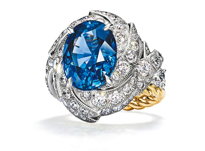 TIFFANY Blue Book系列「蒼穹萬象」飛羽凌空（Wings）藍寶石戒指，主石是逾11克拉藍寶石。（Tiffany & Co.提供）