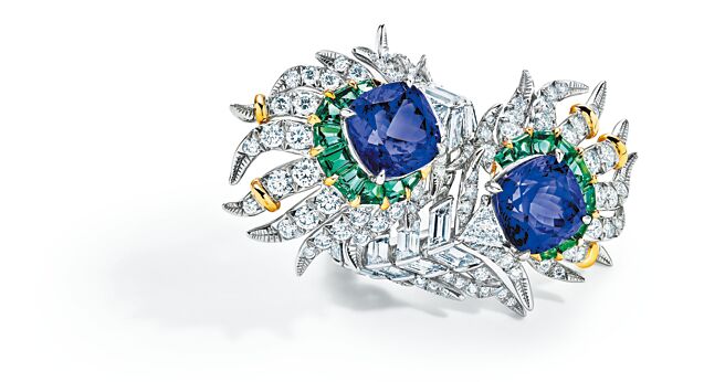 TIFFANY Blue Book系列「蒼穹萬象」孔雀華翎（Peacock）坦桑石、碧璽戒指。（Tiffany & Co.提供）
