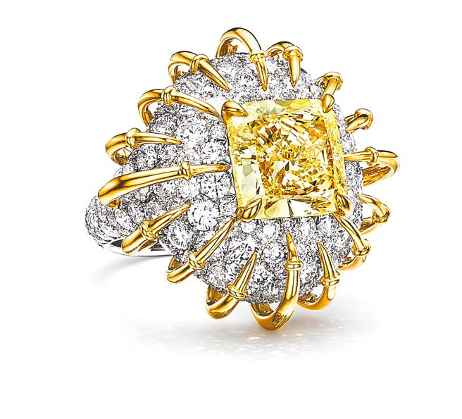 TIFFANY Blue Book「蒼穹萬象」燦爛之輝黃鑽戒指，主石為逾6克拉黃鑽。（Tiffany & Co.提供）