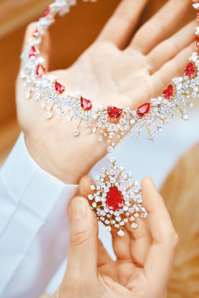 TIFFANY Blue Book系列「蒼穹萬象」華光萬丈尖晶石項鍊，融入拆換設計，展現精巧工藝。（Tiffany & Co.提供）