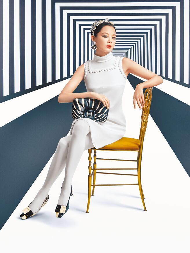 辛芷蕾在Roger Vivier 2024秋冬系列形象片中展現女王氣場。（Roger Vivier提供）