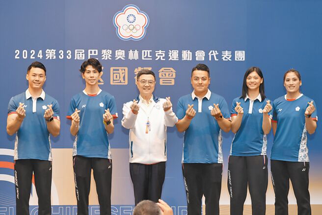 行政院16日宴請奧運選手，體操國手唐嘉鴻（左起）、拳擊國手林郁婷、行政院長卓榮泰、射擊國手李孟遠、拳擊國手吳詩儀、拳擊國手陳念琴等一同出席。（杜宜諳攝）