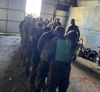 烏閃電反攻俄新兵集體投降 慌亂潰逃慘況曝光