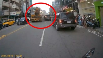 逢甲商圈外吊車衝撞對向休旅車　駕駛辯稱：前車突然煞車