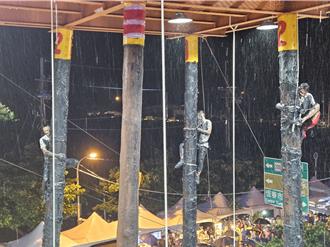 恆春豎孤棚 13隊人馬搶孤 下雨溼滑難度倍增