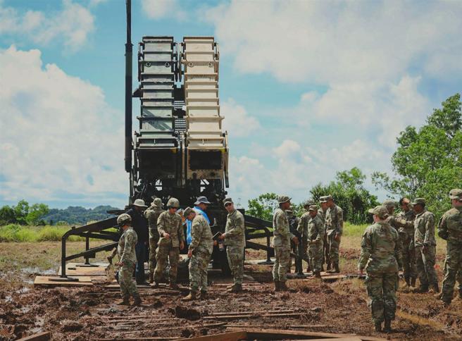 美陸軍與陸戰隊官兵藉由防空能力課程相互切磋。圖為美陸軍日前在演訓中操作MIM-104「愛國者」系統。
