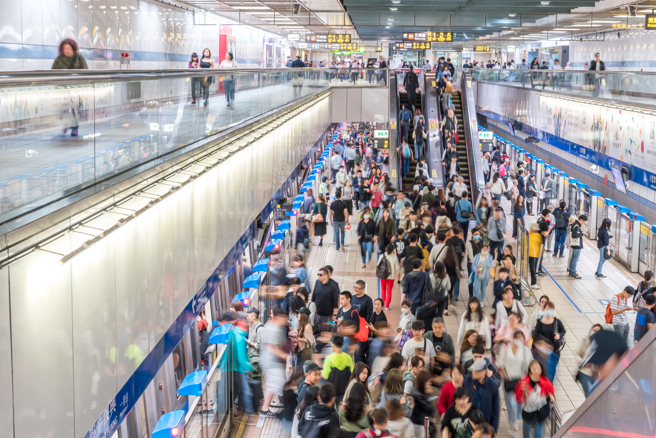 搭捷運會遇到形形色色的人，旅客一致認為站在車廂門口最讓人崩潰。（示意圖，shutterstock／達志）