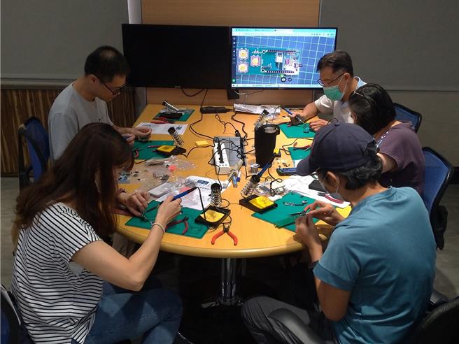 新興科技推廣中心及促進學校合作辦理「新興科技IoT無線飛鼠簡報筆實作工作坊」，提升教師程式。（教育部提供／林志成台北傳真）