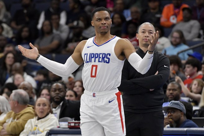 韦斯布鲁克上季待在快艇自愿改打替补。(美联社资料照)