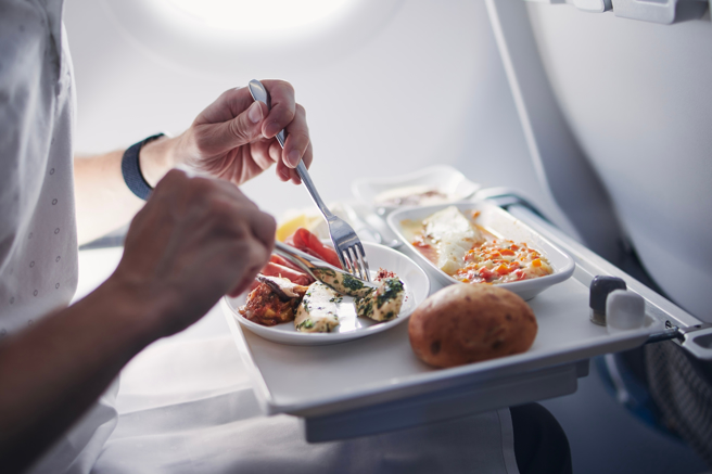 不少人出國搭機愛吃飛機餐，甚至和空服員多要一份。（示意圖，shutterstock／達志）