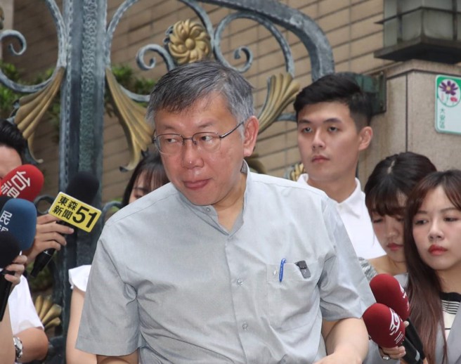 民眾黨主席柯文哲（中）18日外出時，回應媒體提問。（劉宗龍攝）