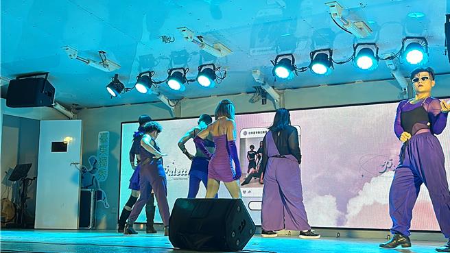 台東夏季聯合舞展昨晚在台東市南京路熱鬧登場，烙之家。（蔡旻妤攝）