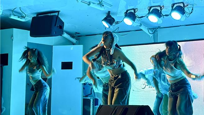 台東夏季聯合舞展昨晚在台東市南京路熱鬧登場，蘭嶼GZB。（蔡旻妤攝）