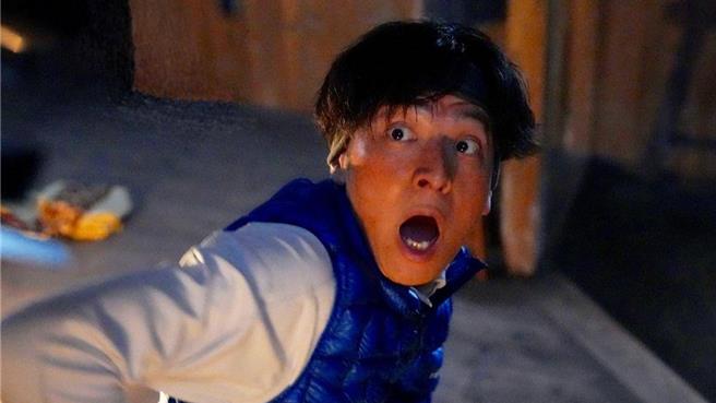 生田斗真精彩演出被追殺的驚恐狀態。（台北双喜電影提供）