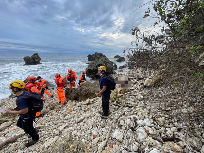 17日下午在高雄柴山下沙灘被發現的男屍，證實是26歲葉姓男子。（警方提供／郭良傑高雄傳真）
