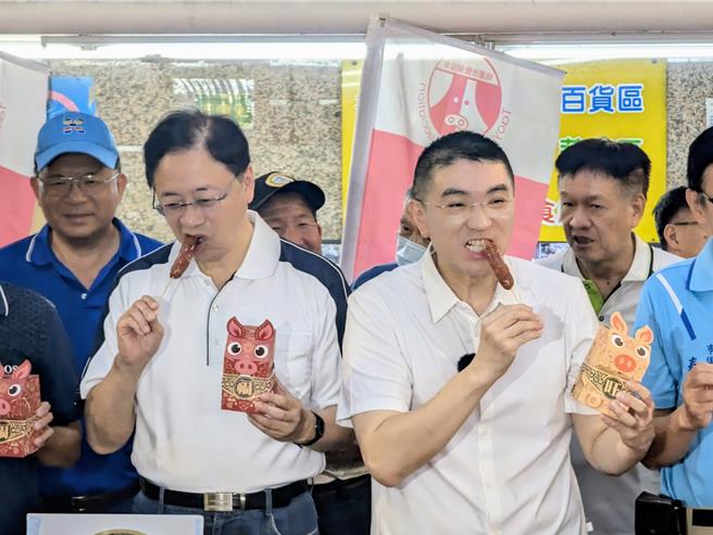 桃园市长张善政（前左）、基隆市长谢国梁（前右）18日上午合体共同行销桃园黑猪肉产品，两人并现场享用桃园黑猪肉香肠。（张志康摄）