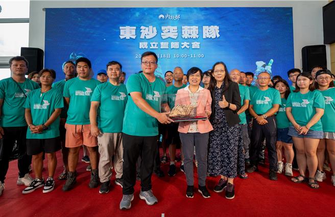 436位潜水好手组「东沙突棘队」，全力清除棘冠海星守护珊瑚。（图／内政部）