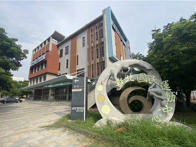 各地运动中心暑假期间几乎天天客满，然彰化市民眾发现彰北运动中心从暑期起封馆整修，迄今仍大门深锁。（孙英哲摄）