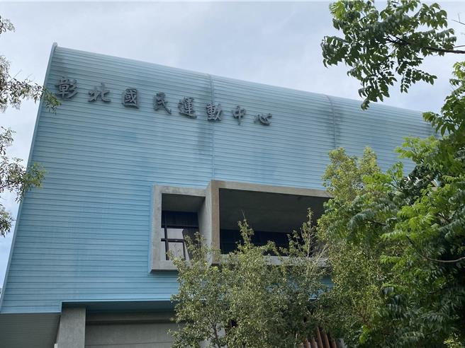 各地运动中心暑假期间几乎天天客满，然彰化市民眾发现彰北运动中心从暑期起封馆整修，迄今仍大门深锁。（孙英哲摄）