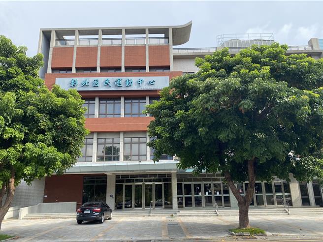 各地运动中心暑假期间几乎天天客满，然彰化市民眾发现彰北运动中心从暑期起封馆整修，迄今仍大门深锁。（孙英哲摄）