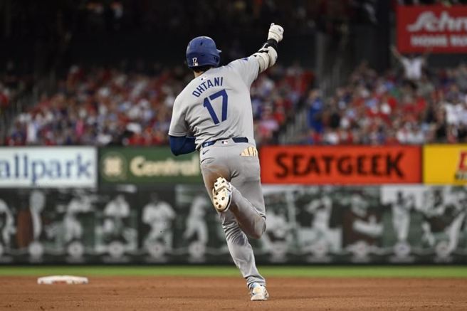 大谷翔平庆祝全垒打。（美联社）
