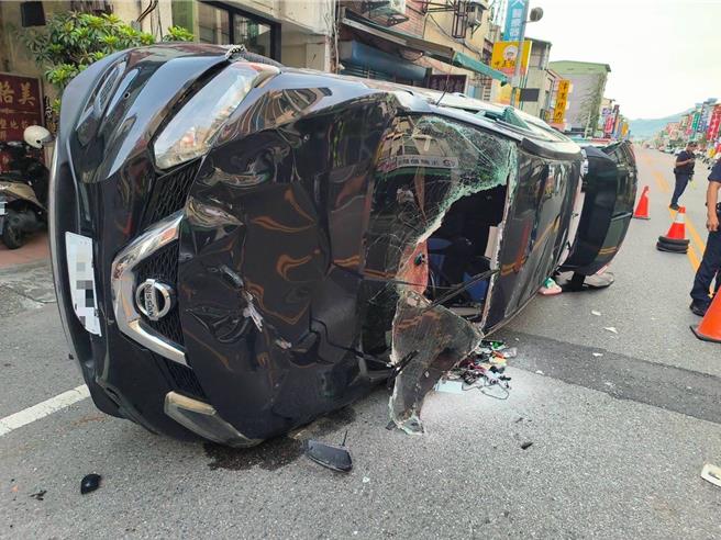 黃男駕駛自小客車行經中正南路時，一時恍神撞至對向路旁的汽車及多輛機車，整台車子翻轉了2圈才側躺停止。（警方提供／吳佩蓉宜蘭傳真）