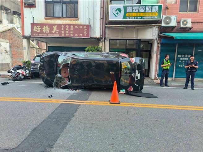 黃男駕駛自小客車行經中正南路時，一時恍神撞至對向路旁的汽車及多輛機車，整台車子翻轉了2圈才側躺停止。（警方提供／吳佩蓉宜蘭傳真）