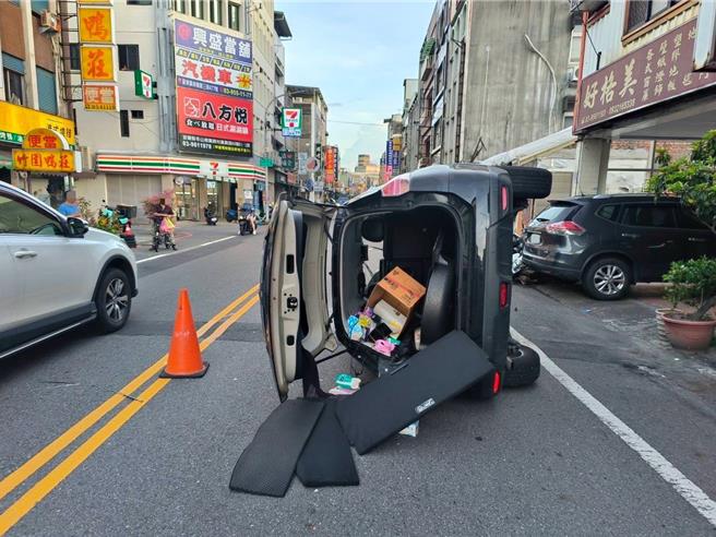 黃男駕駛自小客車行經中正南路時，一時恍神撞至對向路旁的汽車及多輛機車，整台車子翻轉了2圈才側躺停止。（警方提供／吳佩蓉宜蘭傳真）