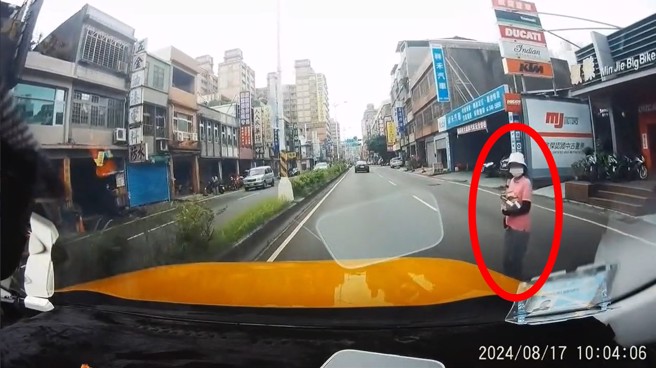 大妈违规穿越马路还不看来车，险遭小黄撞上，没想到大妈手上抱的商品，竟然是偷来的。（翻摄爆料公社）