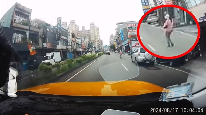 大妈违规穿越马路还不看来车，险遭小黄撞上，没想到大妈手上抱的商品，竟然是偷来的。（翻摄爆料公社）