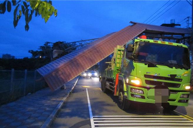 台中市張姓男子17日晚間駕駛大貨車，行經沙鹿區時，因車上的吊桿未完全收起，竟勾到宮廟的牌樓，當場造成宮廟牌樓傾斜毀損。（照片由清水警方提供）