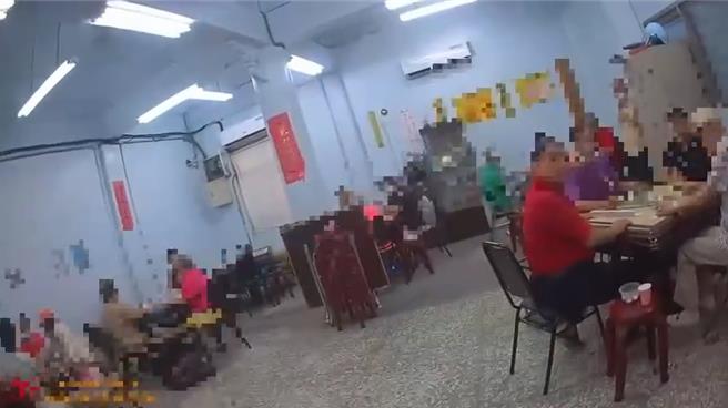 三重棋牌社被警方查獲暗藏賭場，現場共25人遭逮捕。（三重警分局提供）